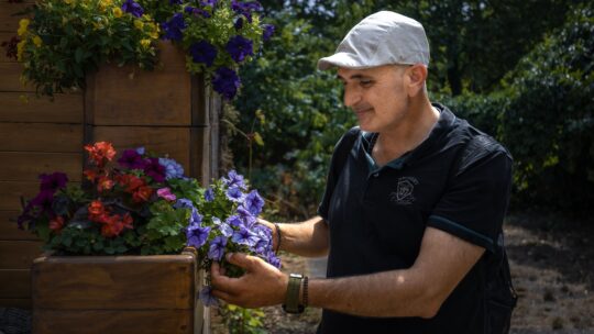 Mon ami Vladimer et les fleurs qu'il cultive au Secours populaire